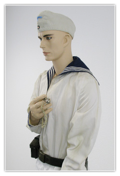 Matelot de la Kriegsmarine en tenue blanche avec sifflet