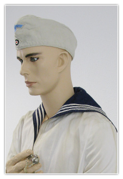 Matelot de la Kriegsmarine en tenue blanche avec sifflet