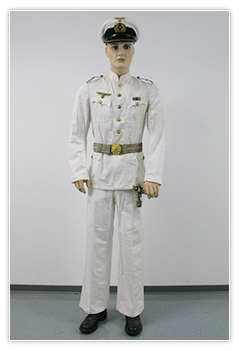 Officier de la Kriegsmarine en tenue blanche avec dague