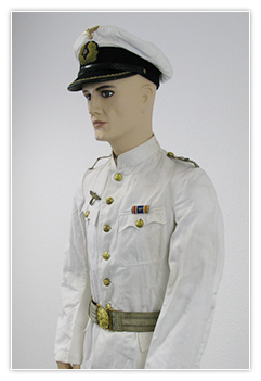 Officier de la Kriegsmarine en tenue blanche avec dague