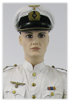 Officier de la Kriegsmarine en tenue blanche avec dague