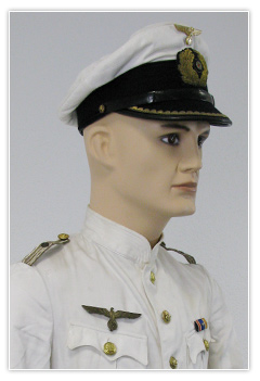 Officier de la Kriegsmarine en tenue blanche avec dague