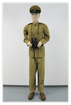 Officier de la Kriegsmarine en tenue tropicale avec jumelles