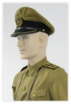 Officier de la Kriegsmarine en tenue tropicale avec jumelles
