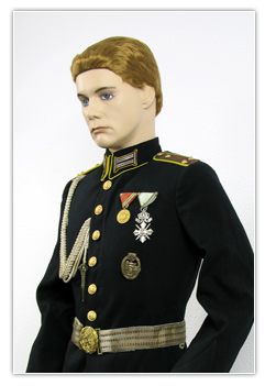 Capitaine brigade motorisée en tenue de parade