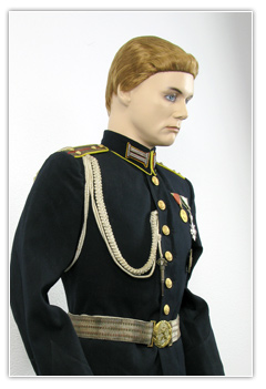 Capitaine brigade motorisée en tenue de parade