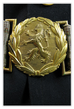 Capitaine brigade motorisée en tenue de parade