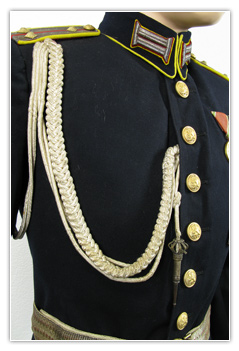 Capitaine brigade motorisée en tenue de parade