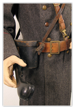 Officier cadet en manteau