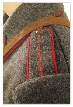 Officier cadet en manteau