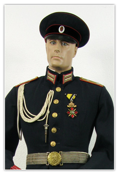 Officier capitaine arm&eacute;e de terre tenue de parade