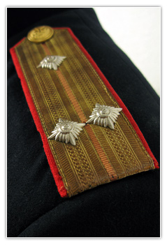 Officier capitaine arm&eacute;e de terre tenue de parade