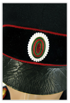 Officier capitaine arm&eacute;e de terre tenue de parade