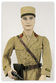 Lieutenant artillerie en tenue coloniale