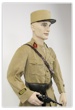 Lieutenant artillerie en tenue coloniale