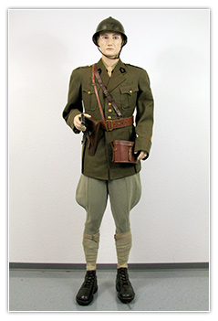 Lieutenant tirailleurs coloniaux avec casque