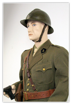 Lieutenant tirailleurs coloniaux avec casque