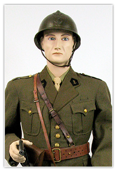 Lieutenant tirailleurs coloniaux avec casque