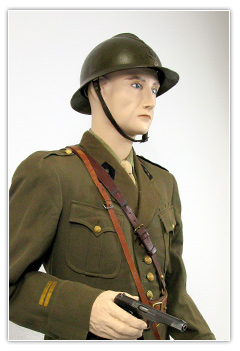 Lieutenant tirailleurs coloniaux avec casque