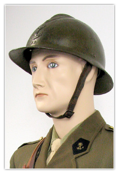 Lieutenant tirailleurs coloniaux avec casque