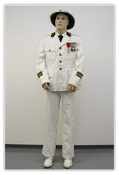 Officier m&eacute;decin commandant tenue blanche coloniale