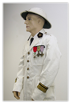 Officier m&eacute;decin commandant tenue blanche coloniale