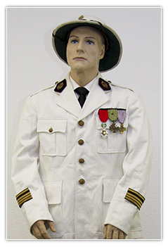Officier m&eacute;decin commandant tenue blanche coloniale