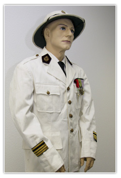 Officier m&eacute;decin commandant tenue blanche coloniale