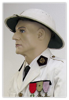 Officier m&eacute;decin commandant tenue blanche coloniale