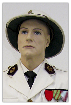 Officier m&eacute;decin commandant tenue blanche coloniale