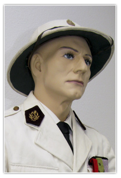 Officier m&eacute;decin commandant tenue blanche coloniale