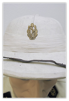 Officier m&eacute;decin commandant tenue blanche coloniale