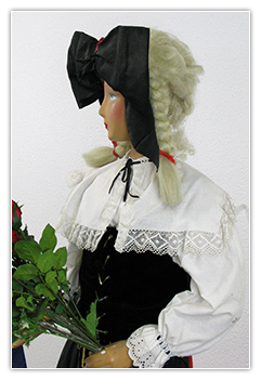 Jeune fille en tenue folklorique alsacienne pour la libération d'alsace